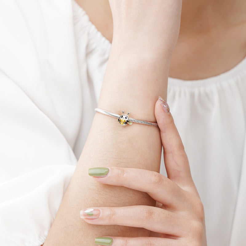 Gnoce Bee Embraces Heart Gem Charm_3