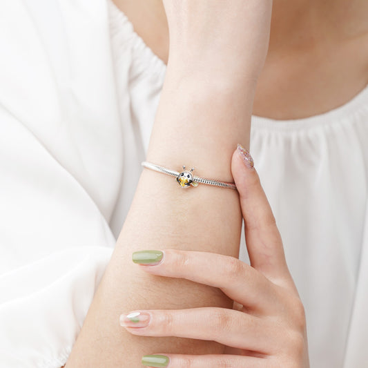 Gnoce Bee Embraces Heart Gem Charm_3
