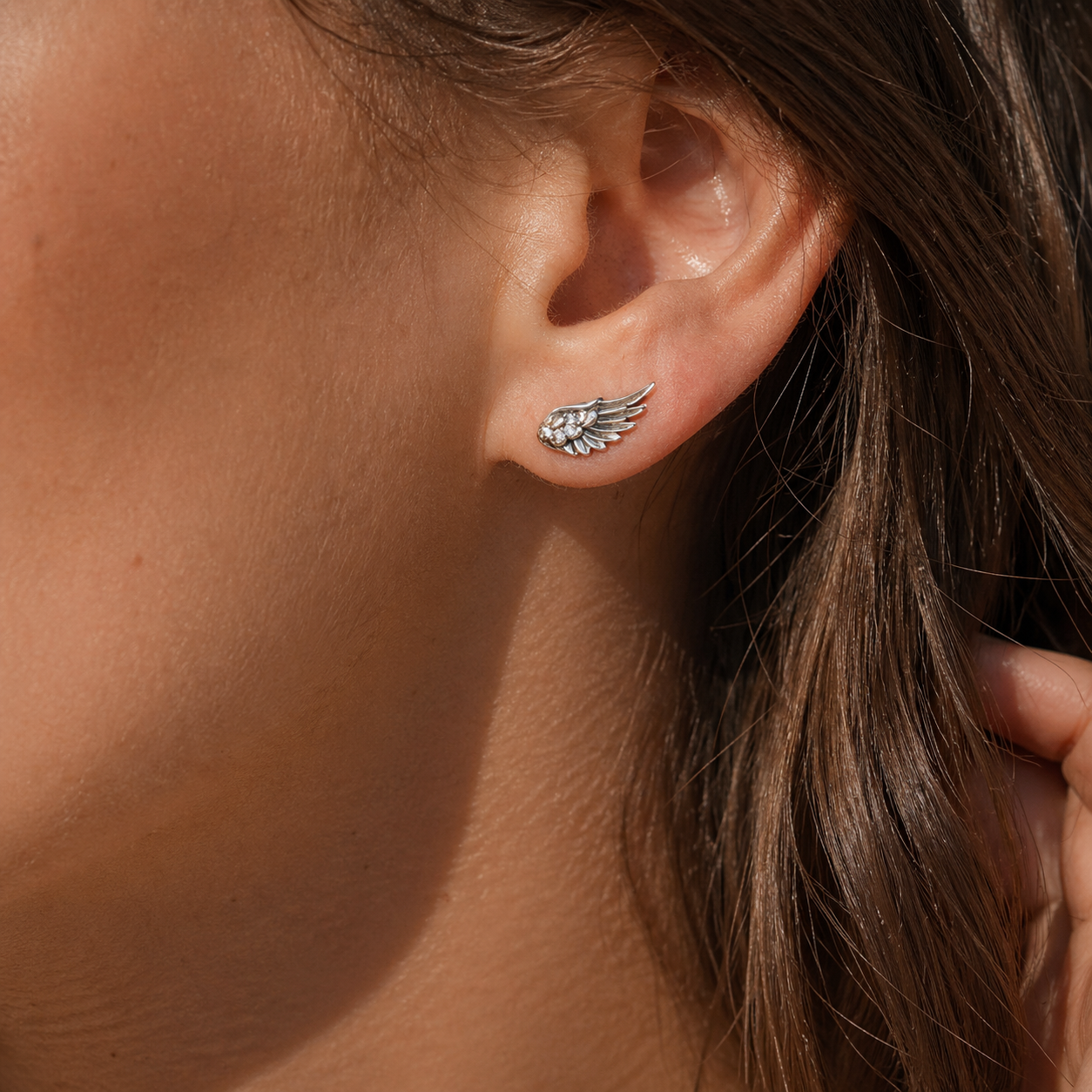 Gnoce Sparkling Angel Wing Stud Earrings_3