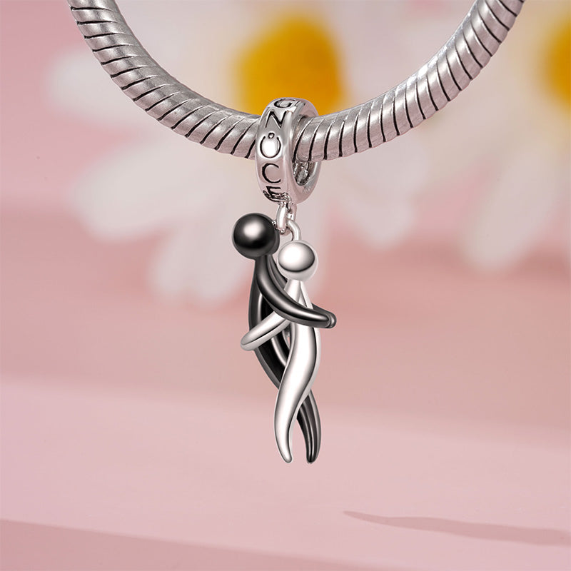 Gnoce Lover Embraces Romantic Charm_3