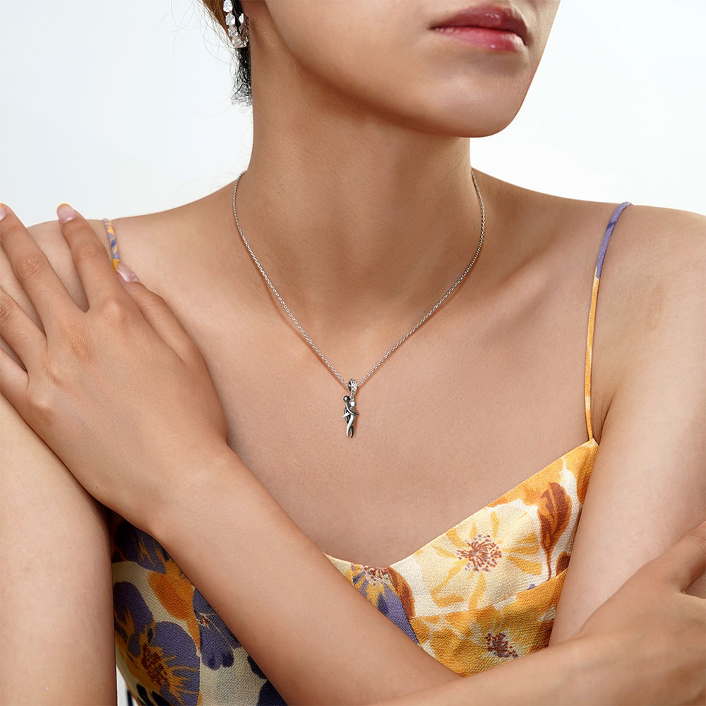 Gnoce Lover Embraces Romantic Charm_6