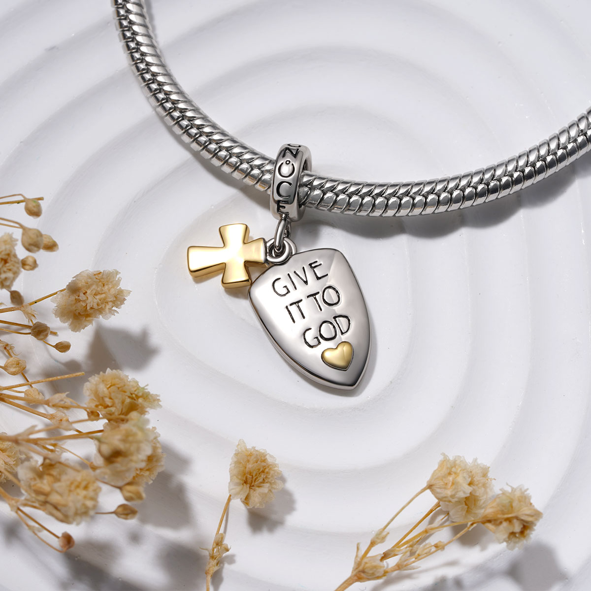 Gnoce Shield with Cross Charm Platinum-plated Silver Blend_3