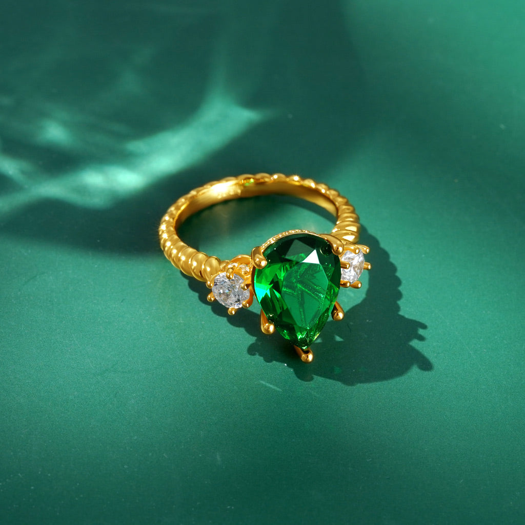 Gnoce Pear-cut Emerald Three-stone Ring_4