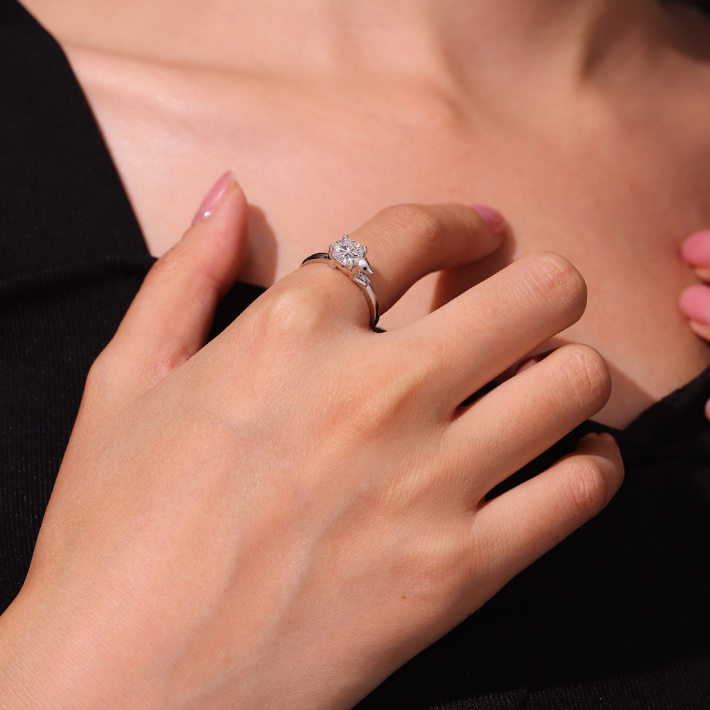 Gnoce Wiener dog Embraces Moissanite Round Cut Ring_8