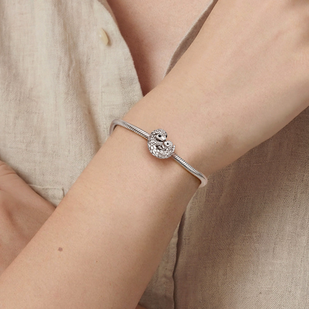 Gnoce Pangolin Embraces Baby Charm Platinum-plated Silver Blend_2